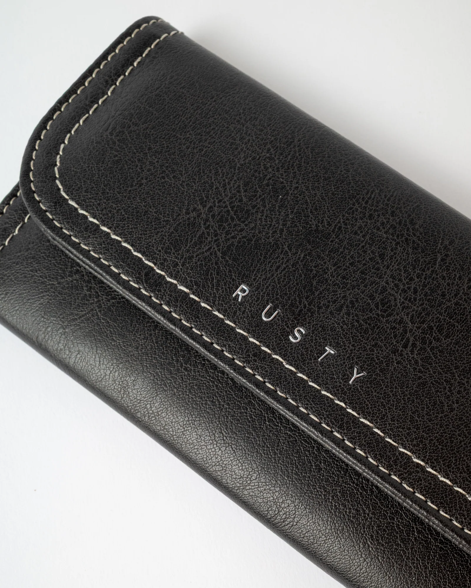 Billetera Rusty Mallory Flap Wallet Black - Image 4
