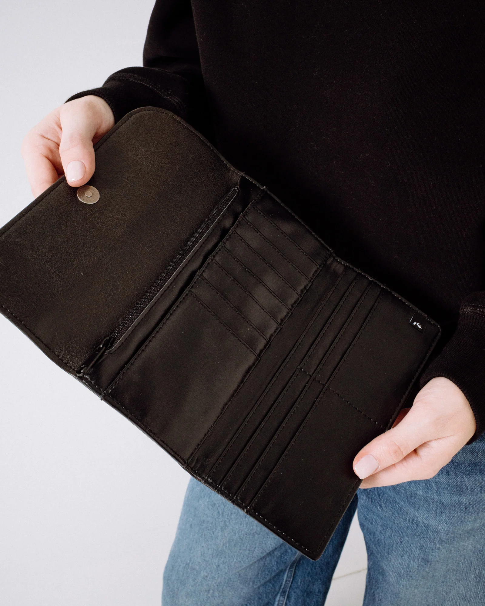 Billetera Rusty Mallory Flap Wallet Black - Image 8