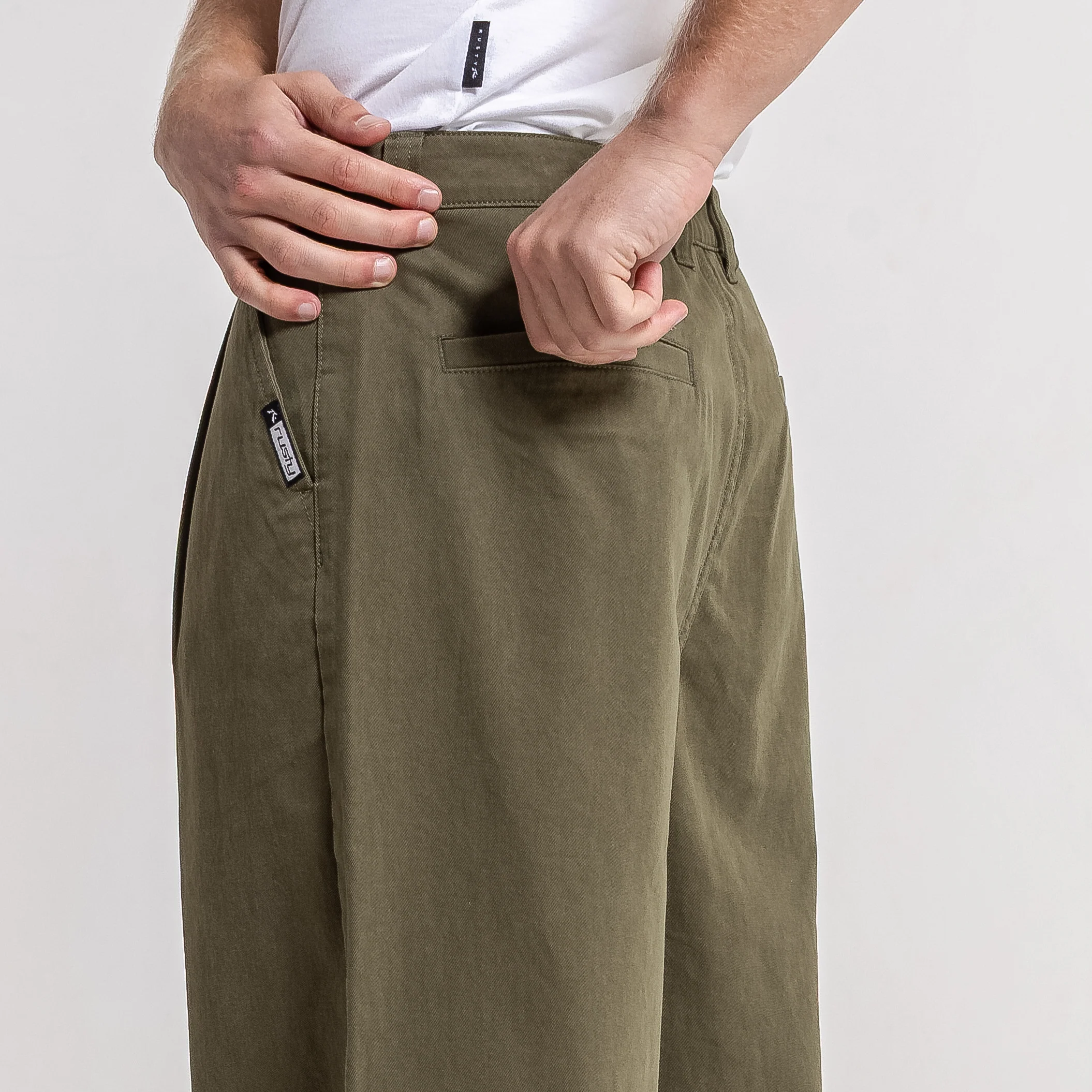 Pantalon Rusty Worldwide Pleat Pant* Army - Image 4