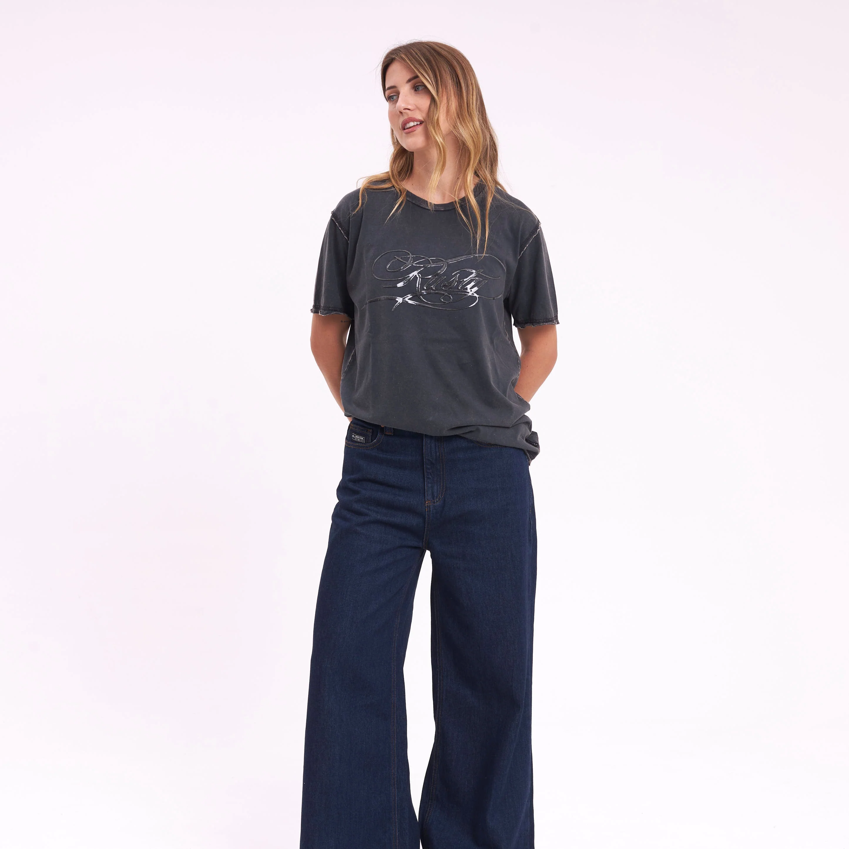 Remera Mc Rusty Script Diddy Relaxed Tee Ld Washed Black - Image 3