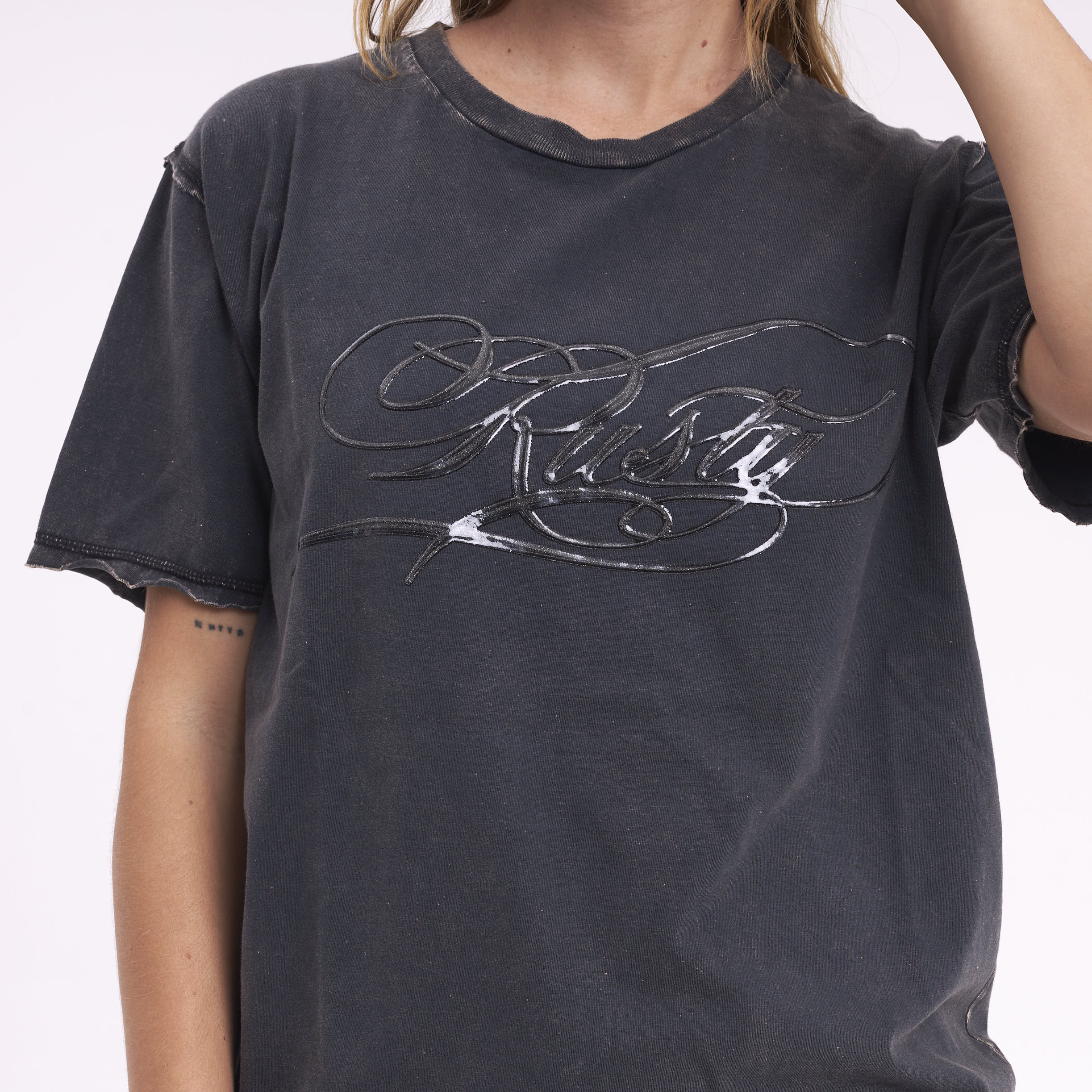 Remera Mc Rusty Script Diddy Relaxed Tee Ld Washed Black - Image 6